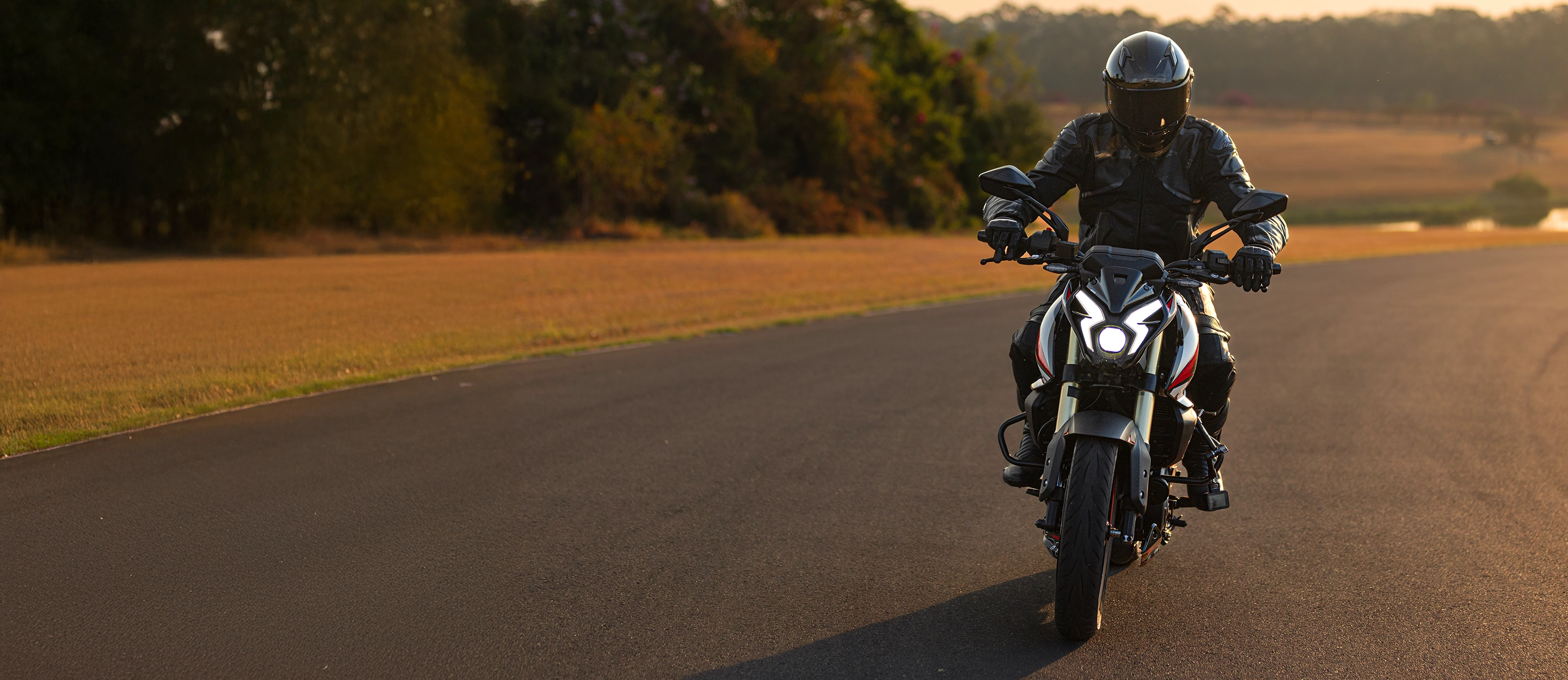 Explore o mundo do seu jeito com uma moto Bajaj