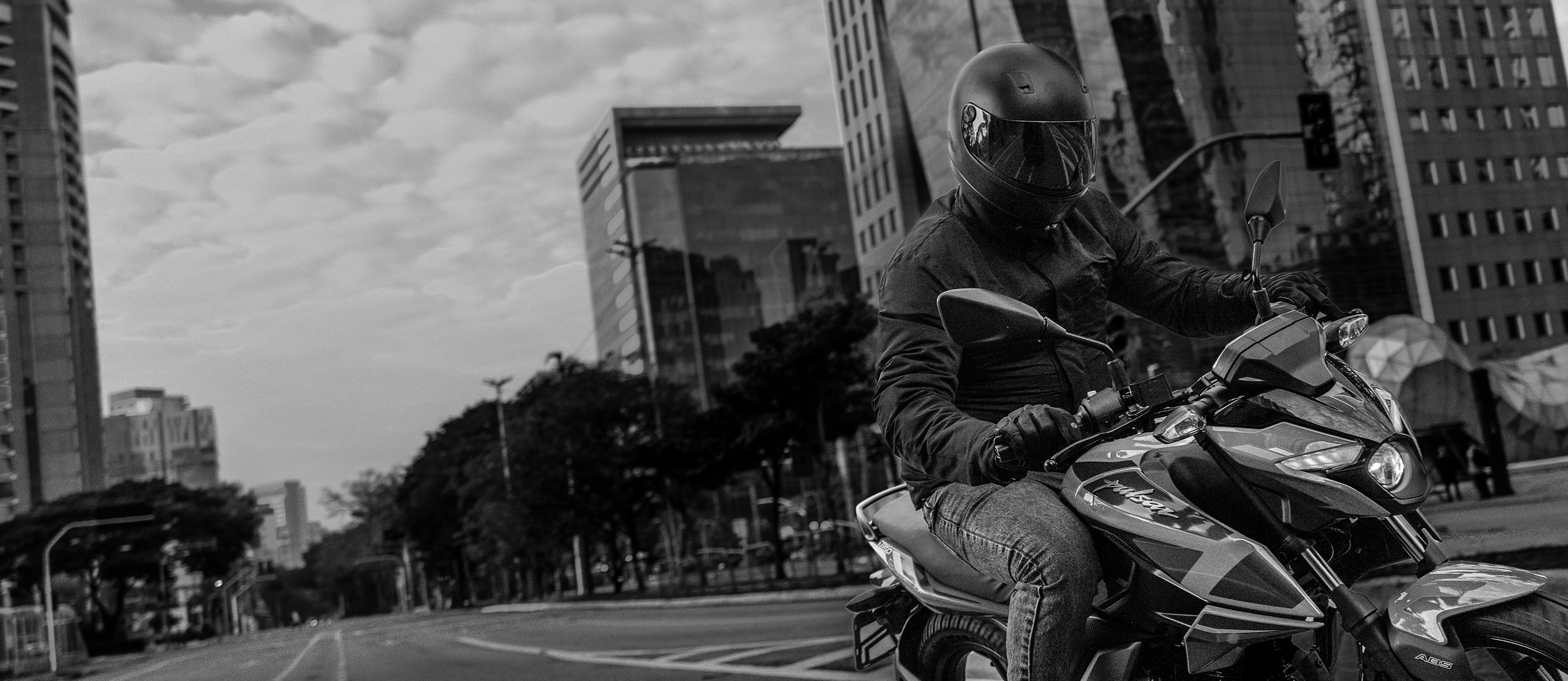 Explore o mundo do seu jeito com uma moto Bajaj