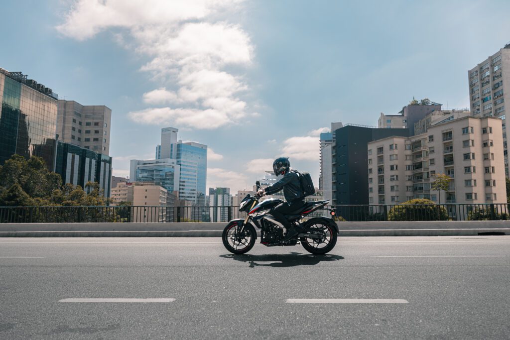 Bajaj lança Dominar NS400Z no Brasil