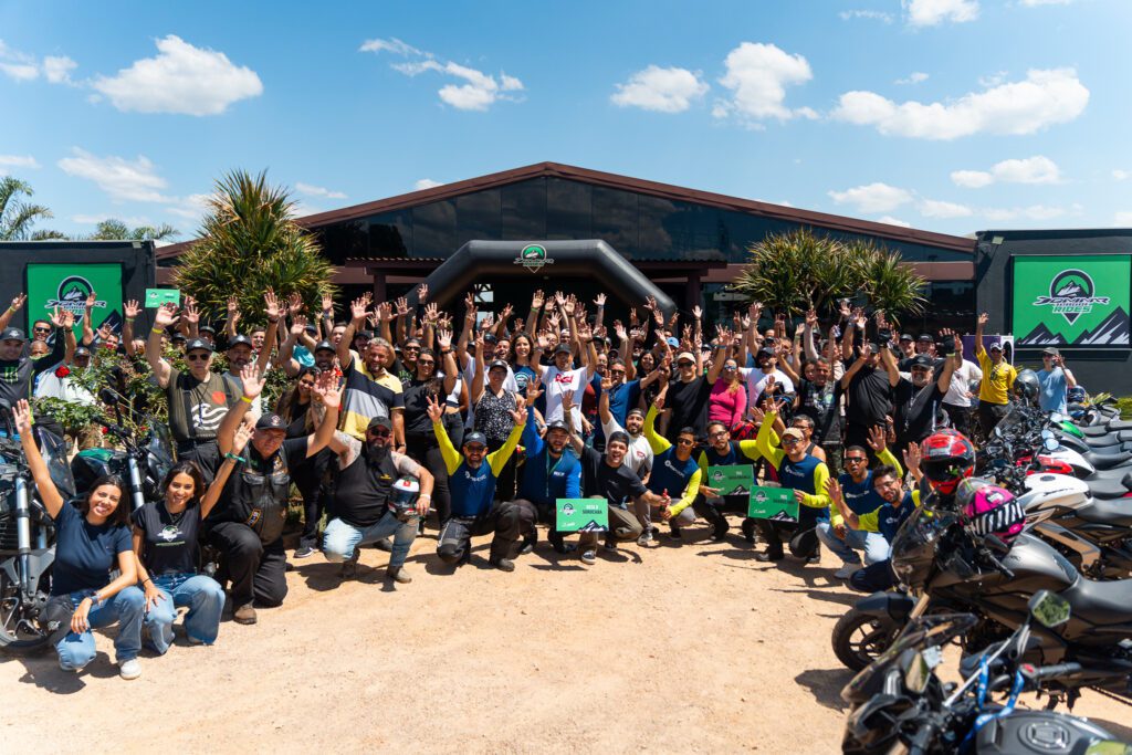 Bajaj reúne quase 400 pessoas em Dominar Rides especial