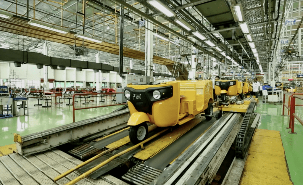 Bajaj registra recordes globais de vendas e receita operacional