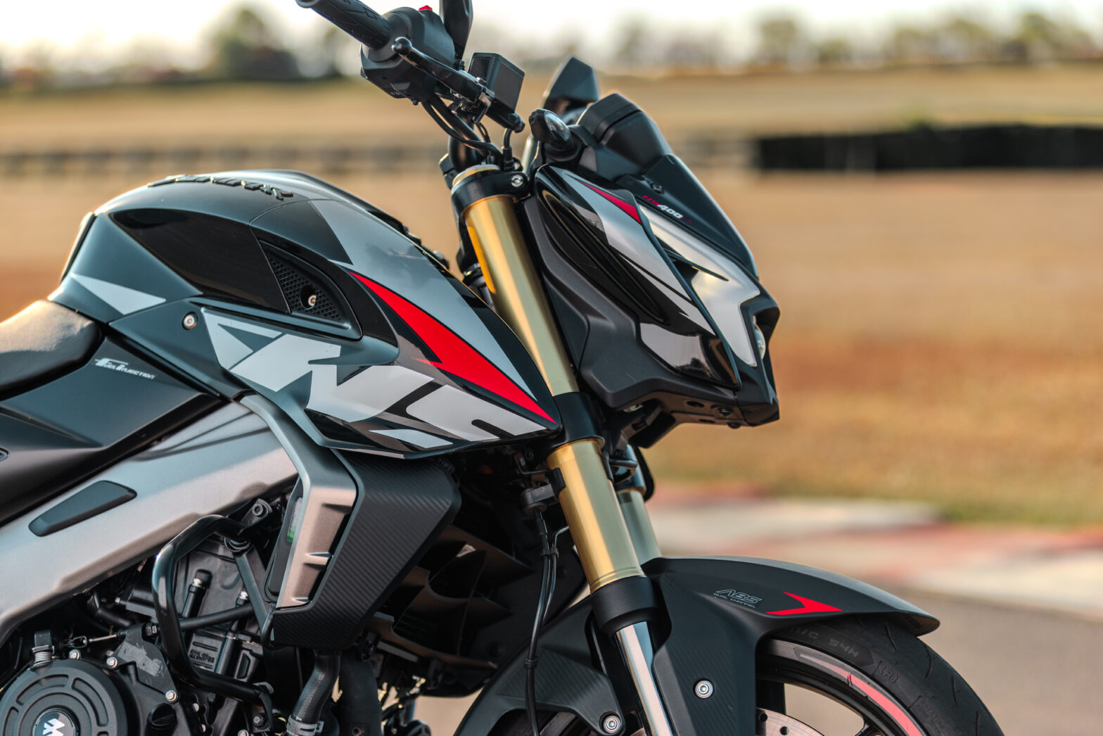 Bajaj celebra 30 mil emplacamentos da Família Dominar 400