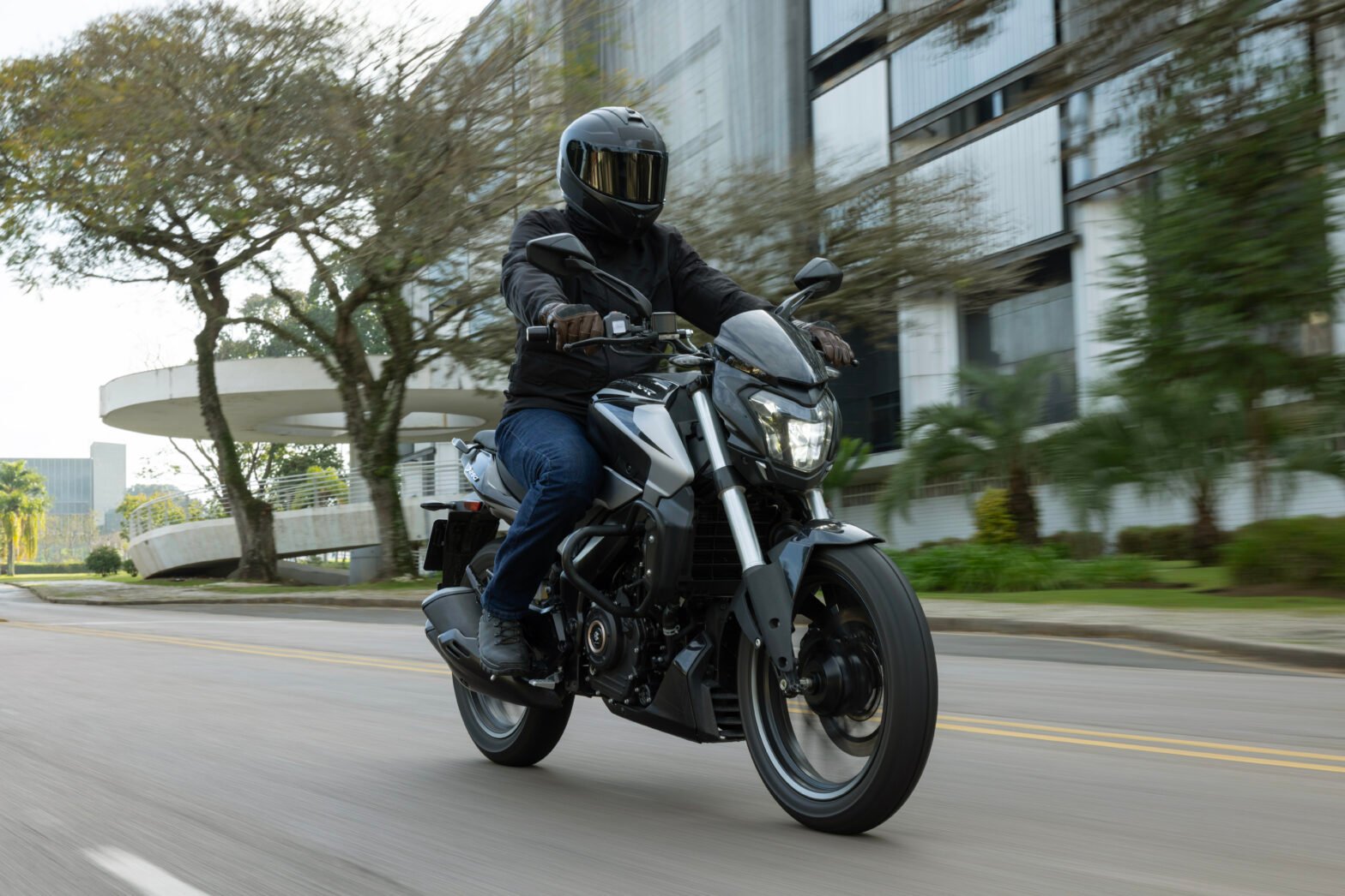 Bajaj leva a Dominar 250 renovada ao Festival Interlagos 2026